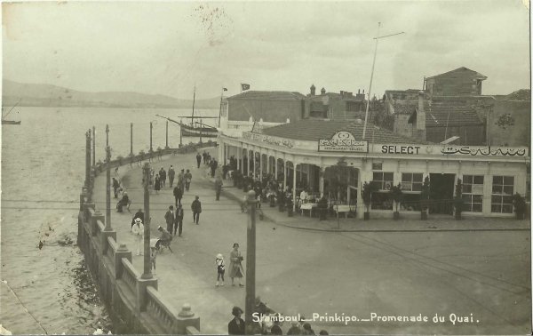 * Dairesel açıklıklı betonarme korkuluk ve elektrik telleriyle birbirine bağlı, her birinin iki yüzünde ampuller taşıyan aydınlatma direkleriyle, 1925 yılında gerçekleştirilen sahil düzenlemesinin hemen ertesinde Büyükada rıhtımı gezinti güzergâhı.